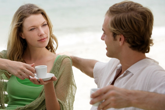在海边喝咖啡的夫妇