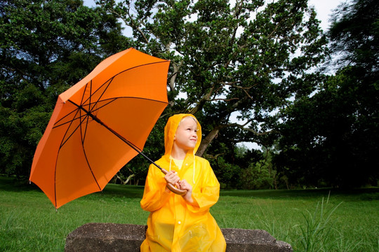 带橙色伞的小男孩