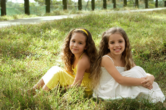 两个年轻女孩坐在地里