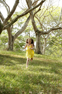 女孩在树林里奔跑