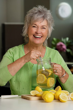 在做柠檬汁的老太太