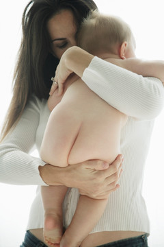 抱着裸体宝宝的妈妈