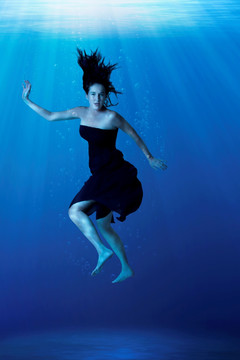 水中漂浮的女人