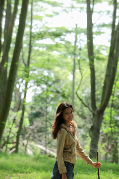 走在树林里的年轻女人