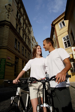 年轻夫妇骑着自行车