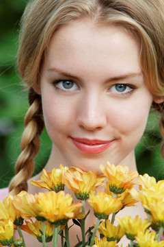 年轻女子手捧鲜花的头拍