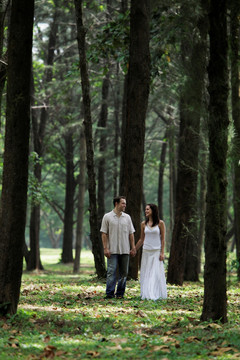 在树林里散步的夫妇