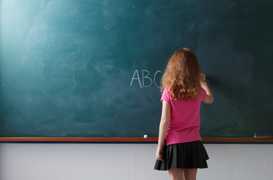 年轻女孩看后写在黑板上