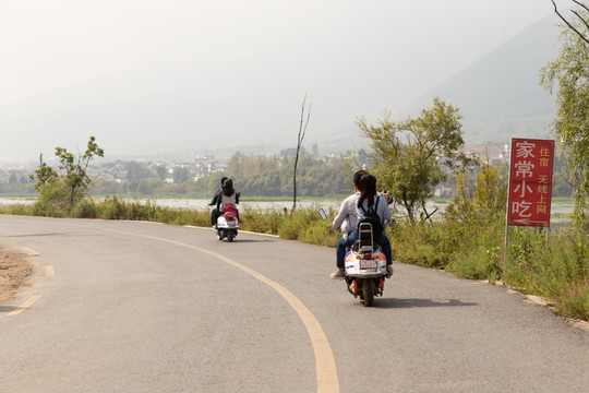 道路上骑电动车的人