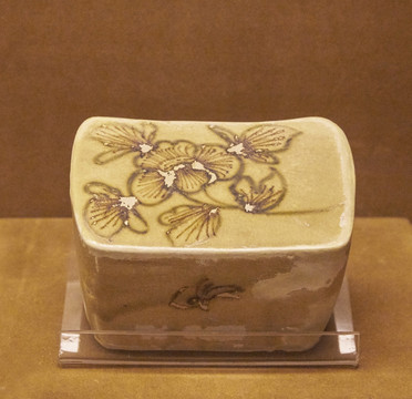 长沙窑釉下褐彩花卉纹长方形陶枕