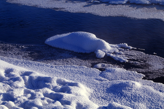 冰封的河流雪包
