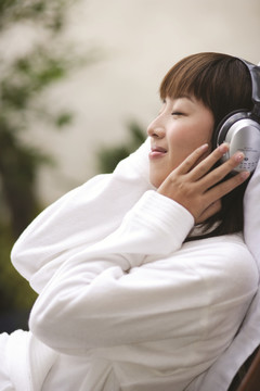 一个年轻的女人在听音乐