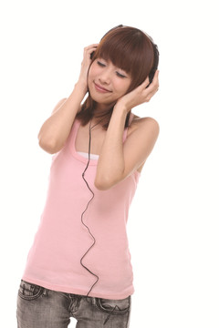 戴着耳机听音乐的女人