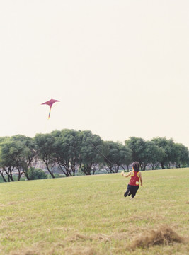 一个小男孩在放风筝