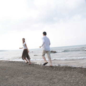 在海边奔跑的夫妇