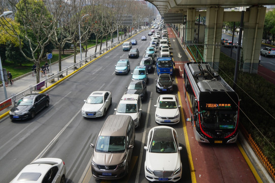 上海中运量公交车