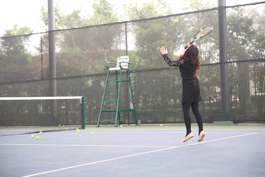打网球的女人
