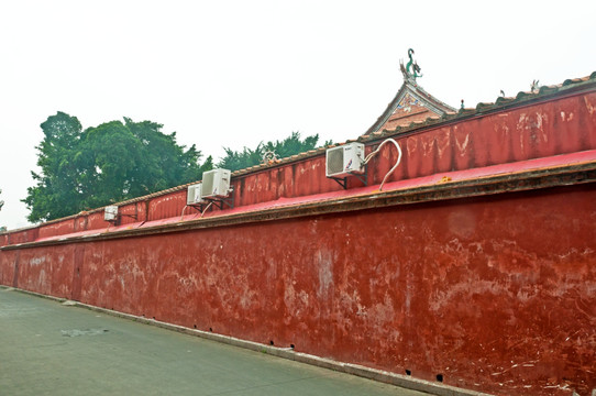 红色建筑外墙