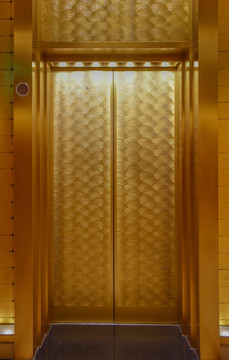 金色的电梯门