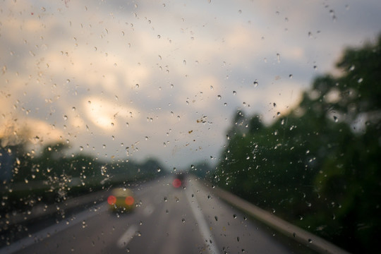 高速公路上的雨后夕阳日落
