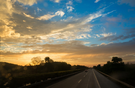 高速公路上的雨后夕阳日落