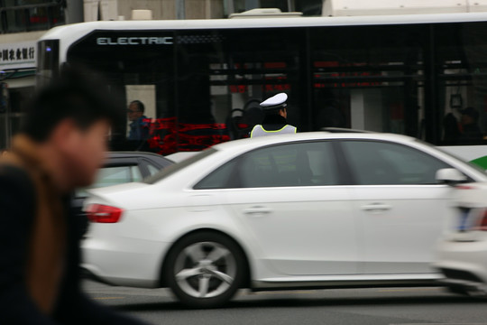 交警指挥交通