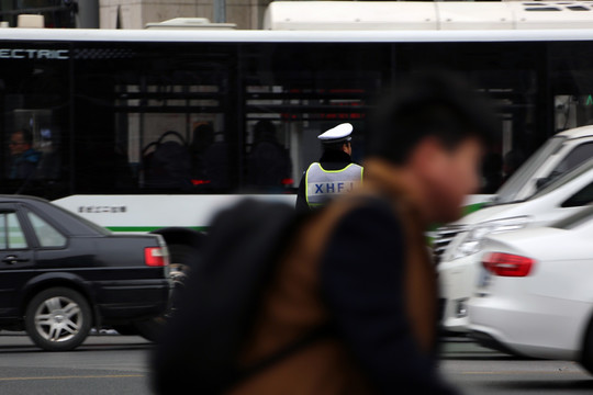 交警指挥交通 交警 指挥交通