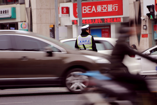 交警指挥交通