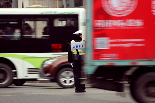 交警指挥交通