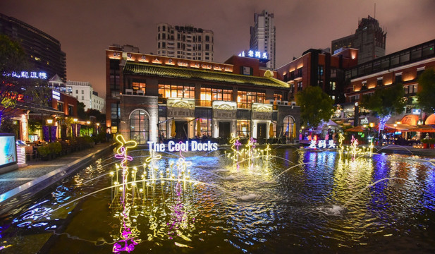 上海老码头的灯光造型