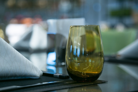 餐桌上的玻璃杯