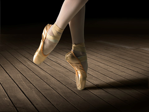 垫脚尖跳芭蕾的女人