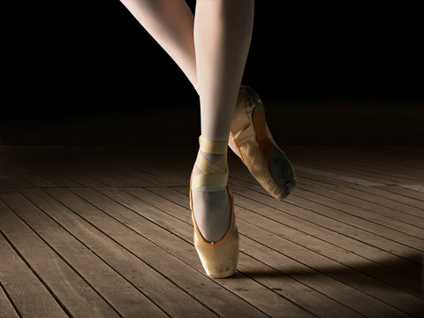 垫脚尖跳芭蕾舞的女人