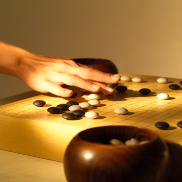 下围棋的商务人士