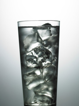 水杯里的冰块和液体