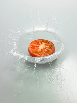 水中的番茄