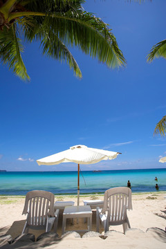 海滩上的户外椅和遮阳伞