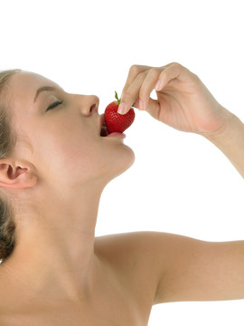 在吃草莓的女人