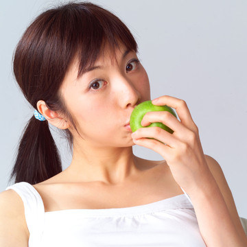 在吃苹果的女人