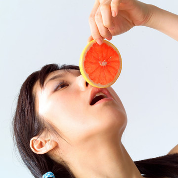 在吃葡萄柚的女人