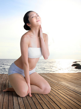 跪坐在木栈板的女人