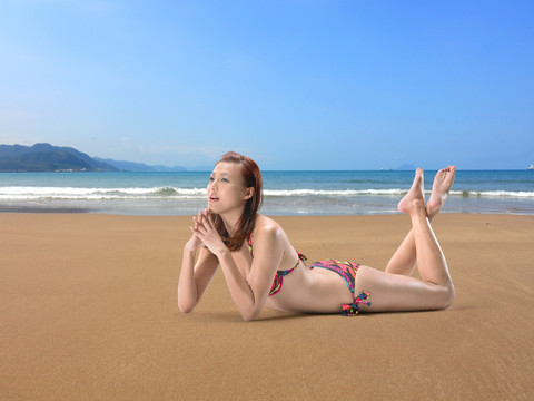 趴躺在沙滩上的女人