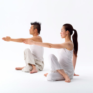 在做瑜伽的男人和女人