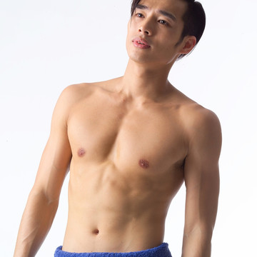 显示肌肉的男人