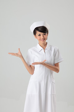 微笑着站立的护士