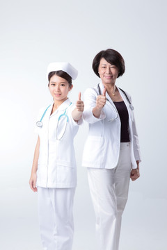 微笑着竖起大拇指的医生和护士