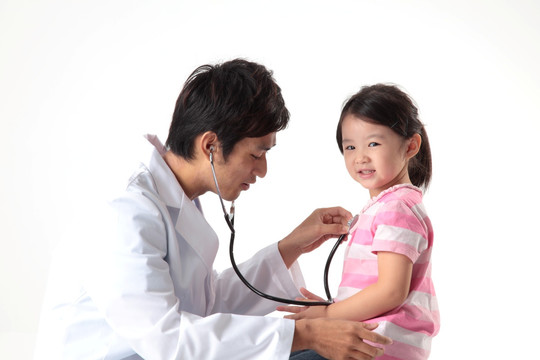 医生拿着听诊器为小孩做检查