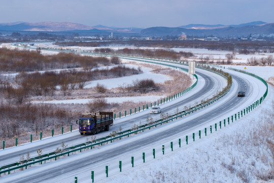 春雪高速公路