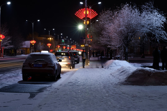 夜幕下春雪小镇