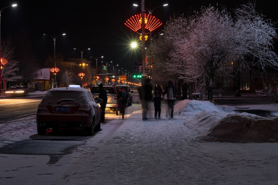 夜幕下春雪小镇